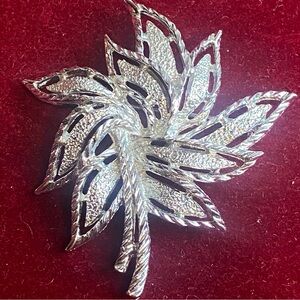 🍒3 for $33🍒 Sarah Coventry Silver Tone Leafy Brooch
